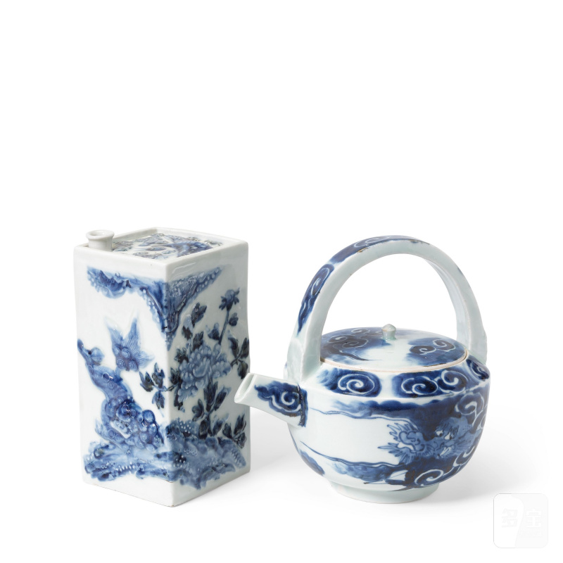 江戶時代 十八世紀 青花龍紋酒壺及青花酒瓶 | A BLUE AND WHITE 'DRAGON' SAKE EWER AND COVER AND A BLUE AND WHITE MOULDED SQUARE FLASK, TOKKURI